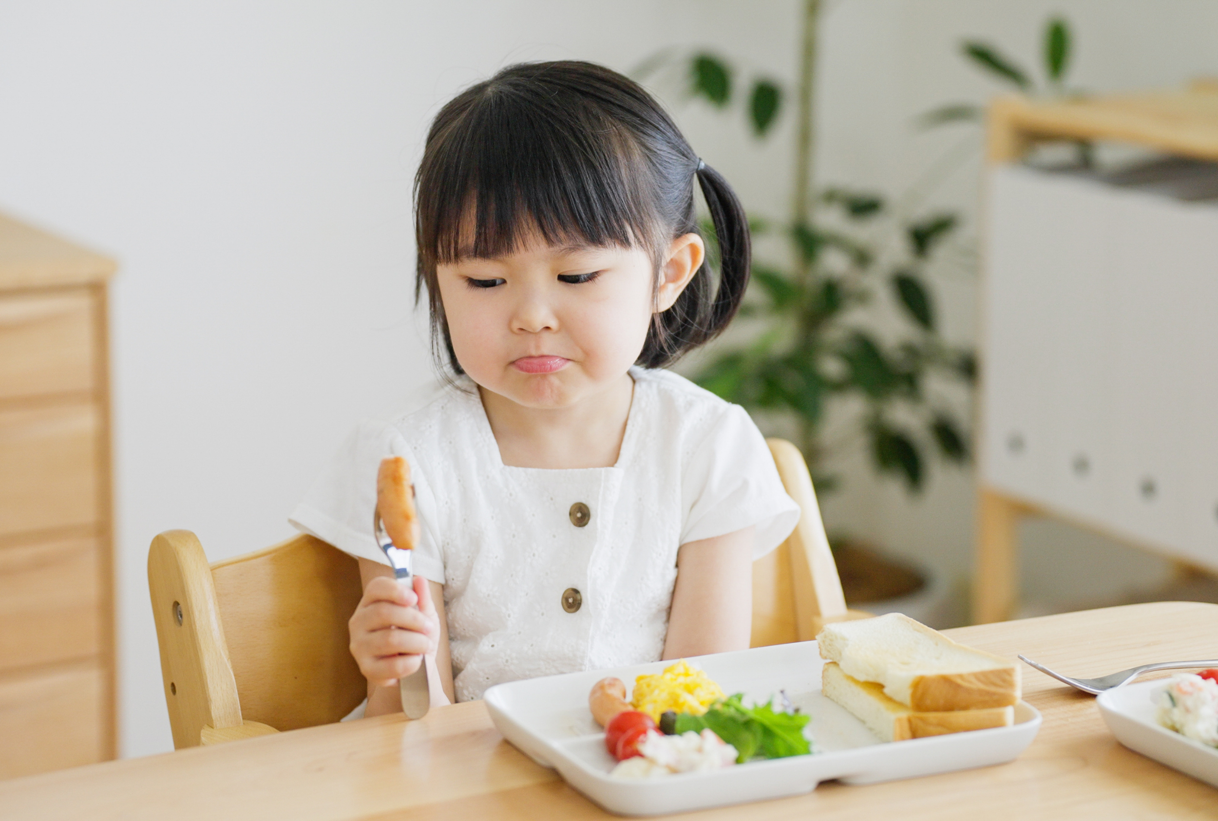 夏に食欲がない子どもに、無理に食べさせるべき？